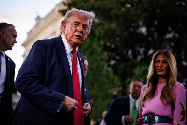 DC: President Donald Trump and First Lady Melania Trump Host Congressional Picnic at White House U.S. President Donald Trump and First Lady Melania Trump turn to photographers in the press pool after greeting guests during the Congressional Picnic on the South Lawn of the White House on May 19, 2026 in Washington, D.C. (Photo by Samuel Corum Pool ABACAPRESS.COM) Washington DC United States  Copyright: xPool ABACAx