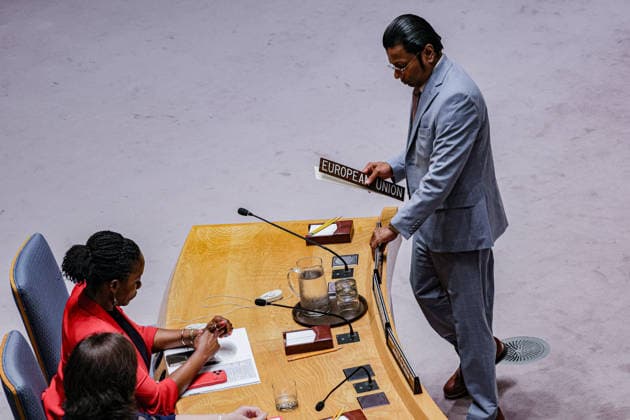 May 19, 2026, New York, New York, USA: A conference coordinator changes the seating name to European Union during a UN Security Council meeting on Ukraine at UNHQ, as members discuss the war in Ukraine and rising regional security concerns. New York USA - ZUMAo116 20260519_znp_o116_025 Copyright: xBiancaxOterox