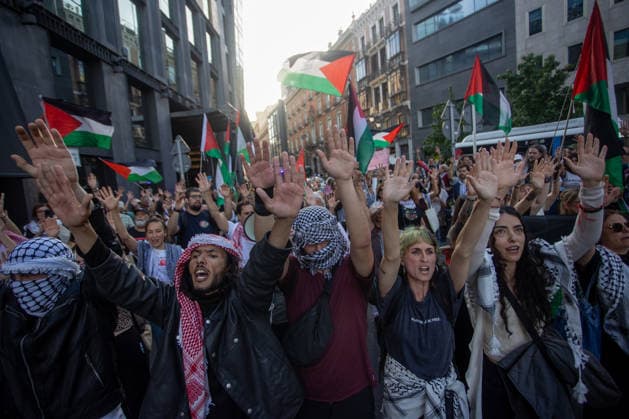 Protest in Madrid Against the Detention of Ships from the Global Sumud Flotilla - 19 May 2026 Protesters chant slogans during a demonstration. A second day of emergency demonstrations in the center of Madrid against the disruption and detention of ships belonging to the Global Sumud Flotilla. The Israeli army has continued to intercept ships from the flotilla that were heading to Gaza with humanitarian aid from various countries. Madrid Spain Copyright: xDavidxCanalesx xSOPAxImagesx DCFlotillaCallaoCongreso260519-101