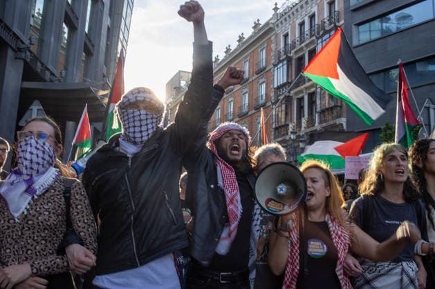 Protest in Madrid Against the Detention of Ships from the Global Sumud Flotilla - 19 May 2026 Protesters chant slogans during a demonstration. A second day of emergency demonstrations in the center of Madrid against the disruption and detention of ships belonging to the Global Sumud Flotilla. The Israeli army has continued to intercept ships from the flotilla that were heading to Gaza with humanitarian aid from various countries. Madrid Spain Copyright: xDavidxCanalesx xSOPAxImagesx DCFlotillaCallaoCongreso260519-75