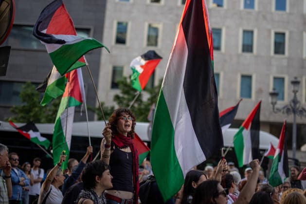Protest in Madrid Against the Detention of Ships from the Global Sumud Flotilla - 19 May 2026 Protesters hold Palestinian flags during a demonstration. A second day of emergency demonstrations in the center of Madrid against the disruption and detention of ships belonging to the Global Sumud Flotilla. The Israeli army has continued to intercept ships from the flotilla that were heading to Gaza with humanitarian aid from various countries. Madrid Spain Copyright: xDavidxCanalesx xSOPAxImagesx DCFlotillaCallaoCongreso260519-92