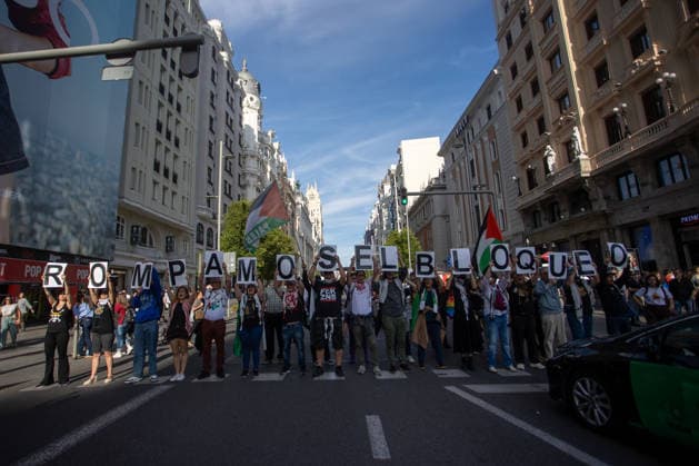 Protest in Madrid Against the Detention of Ships from the Global Sumud Flotilla - 19 May 2026 Protesters block Gran Vía street with a message on cardboard signs that reads: Break the blockade during the rally. A second day of emergency demonstrations in the center of Madrid against the disruption and detention of ships belonging to the Global Sumud Flotilla. The Israeli army has continued to intercept ships from the flotilla that were heading to Gaza with humanitarian aid from various countries. Madrid Spain Copyright: xDavidxCanalesx xSOPAxImagesx DCFlotillaCallaoCongreso260519-12