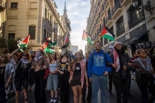 Protest in Madrid Against the Detention of Ships from the Global Sumud Flotilla - 19 May 2026 Protesters hold Palestinian flags during a demonstration. A second day of emergency demonstrations in the center of Madrid against the disruption and detention of ships belonging to the Global Sumud Flotilla. The Israeli army has continued to intercept ships from the flotilla that were heading to Gaza with humanitarian aid from various countries. Madrid Spain Copyright: xDavidxCanalesx xSOPAxImagesx DCFlotillaCallaoCongreso260519-34