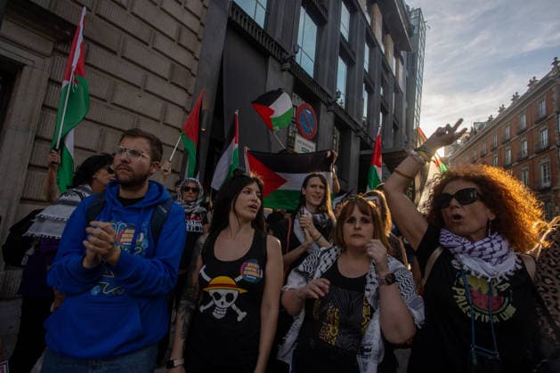 May 19, 2026, Madrid, Spain: Protesters chant slogans during a demonstration. A second day of emergency demonstrations in the center of Madrid against the disruption and detention of ships belonging to the Global Sumud Flotilla. The Israeli army has continued to intercept ships from the flotilla that were heading to Gaza with humanitarian aid from various countries. Madrid Spain - ZUMAs197 20260519_aaa_s197_268 Copyright: xDavidxCanalesx