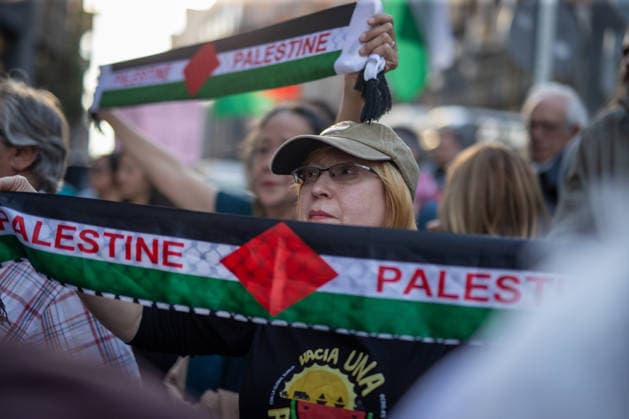 May 19, 2026, Madrid, Spain: Protesters raise Palestinian scarves during a demonstration. A second day of emergency demonstrations in the center of Madrid against the disruption and detention of ships belonging to the Global Sumud Flotilla. The Israeli army has continued to intercept ships from the flotilla that were heading to Gaza with humanitarian aid from various countries. Madrid Spain  - ZUMAs197 20260519_aaa_s197_278 Copyright: xDavidxCanalesx