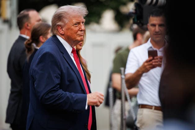 May 19, 2026, Washington, District Of Columbia, USA: United States President Donald J Trump greets guests during the Congressional Picnic on the South Lawn of the White House in Washington, DC, USA, on May 19, 2026 Washington USA - ZUMAs152 20260519_faa_s152_120 Copyright: xSamuelxCorumx-xPoolxviaxCNPx