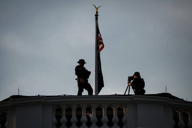 May 19, 2026, Washington, District Of Columbia, USA: A United States Secret Service counter sniper team stands atop the White House as United States President Donald J Trump and first lady Melania Trump host members of congress for the Congressional Picnic on the South Lawn of the White House in Washington, DC, USA, on May 19, 2026 Washington USA - ZUMAs152 20260519_faa_s152_118 Copyright: xSamuelxCorumx-xPoolxviaxCNPx