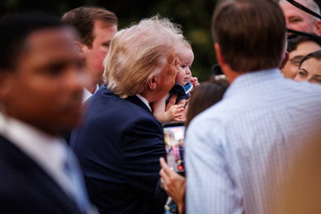 May 19, 2026, Washington, District Of Columbia, USA: United States President Donald J Trump greets guests during the Congressional Picnic on the South Lawn of the White House in Washington, DC, USA, on May 19, 2026 Washington USA - ZUMAs152 20260519_faa_s152_112 Copyright: xSamuelxCorumx-xPoolxviaxCNPx