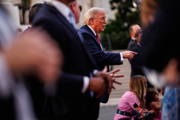 May 19, 2026, Washington, District Of Columbia, USA: United States President Donald J Trump greets guests during the Congressional Picnic on the South Lawn of the White House in Washington, DC, USA, on May 19, 2026 Washington USA - ZUMAs152 20260519_faa_s152_111 Copyright: xSamuelxCorumx-xPoolxviaxCNPx