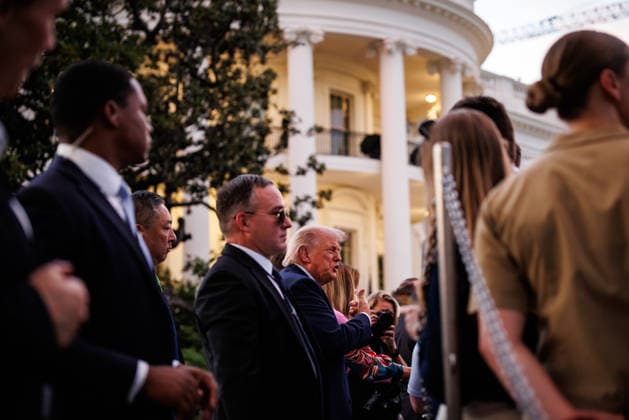 May 19, 2026, Washington, District Of Columbia, USA: United States President Donald J Trump greets guests during the Congressional Picnic on the South Lawn of the White House in Washington, DC, USA, on May 19, 2026 Washington USA - ZUMAs152 20260519_faa_s152_106 Copyright: xSamuelxCorumx-xPoolxviaxCNPx