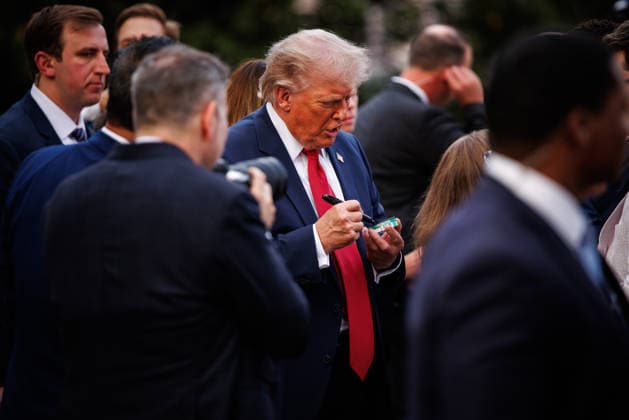 May 19, 2026, Washington, District Of Columbia, USA: United States President Donald J Trump signs an autograph as he greets guests during the Congressional Picnic on the South Lawn of the White House in Washington, DC, USA, on May 19, 2026 Washington USA - ZUMAs152 20260519_faa_s152_104 Copyright: xSamuelxCorumx-xPoolxviaxCNPx