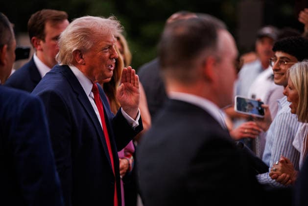 May 19, 2026, Washington, District Of Columbia, USA: United States President Donald J Trump greets guests during the Congressional Picnic on the South Lawn of the White House in Washington, DC, USA, on May 19, 2026 Washington USA - ZUMAs152 20260519_faa_s152_100 Copyright: xSamuelxCorumx-xPoolxviaxCNPx