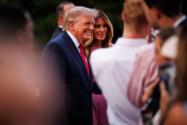 May 19, 2026, Washington, District Of Columbia, USA: United States President Donald J Trump and first lady Melania Trump greet guests during the Congressional Picnic on the South Lawn of the White House in Washington, DC, USA, on May 19, 2026 Washington USA - ZUMAs152 20260519_faa_s152_099 Copyright: xSamuelxCorumx-xPoolxviaxCNPx