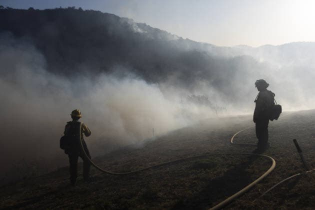 California wildfire burns over 1,300 acres, thousands evacuated SIMI VALLEY, CALIFORNIA - MAY 19: Firefighters work the hillside during the Sandy Fire in Simi Valley, California on May 19, 2026. A wildfire in the U.S. state of California has scorched more than 1,300 acres (nearly 526 hectares) of land, prompting the evacuation of thousands of people. The Sandy Fire broke out on Monday morning in the hills above Simi Valley, located roughly 30 miles (48 kilometers) northwest of Los Angeles, according to a statement released by California Governor Gavin Newsom’s Office. Myraneli Fabian Anadolu California United States. Editorial use only. Please get in touch for any other usage.  Copyright: x2026xAnadoluxMyranelixFabianx