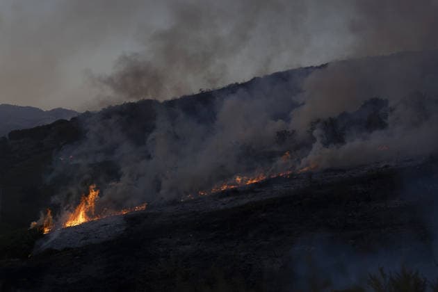 California wildfire burns over 1,300 acres, thousands evacuated SIMI VALLEY, CALIFORNIA - MAY 19: Flames move across a hillside during the Sandy Fire in Simi Valley, California on May 19, 2026. A wildfire in the U.S. state of California has scorched more than 1,300 acres (nearly 526 hectares) of land, prompting the evacuation of thousands of people. The Sandy Fire broke out on Monday morning in the hills above Simi Valley, located roughly 30 miles (48 kilometers) northwest of Los Angeles, according to a statement released by California Governor Gavin Newsom’s Office. Myraneli Fabian Anadolu California United States. Editorial use only. Please get in touch for any other usage.  Copyright: x2026xAnadoluxMyranelixFabianx
