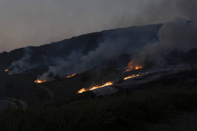 California wildfire burns over 1,300 acres, thousands evacuated SIMI VALLEY, CALIFORNIA - MAY 19: Flames move across a hillside during the Sandy Fire in Simi Valley, California on May 19, 2026. A wildfire in the U.S. state of California has scorched more than 1,300 acres (nearly 526 hectares) of land, prompting the evacuation of thousands of people. The Sandy Fire broke out on Monday morning in the hills above Simi Valley, located roughly 30 miles (48 kilometers) northwest of Los Angeles, according to a statement released by California Governor Gavin Newsom’s Office. Myraneli Fabian Anadolu California United States. Editorial use only. Please get in touch for any other usage.  Copyright: x2026xAnadoluxMyranelixFabianx