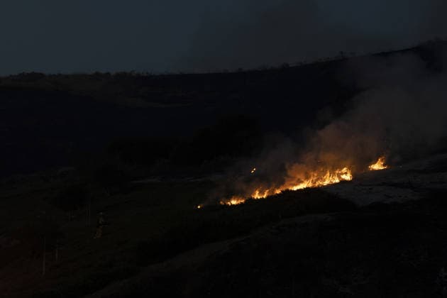 California wildfire burns over 1,300 acres, thousands evacuated SIMI VALLEY, CALIFORNIA - MAY 19: Flames move across a hillside during the Sandy Fire in Simi Valley, California on May 19, 2026. A wildfire in the U.S. state of California has scorched more than 1,300 acres (nearly 526 hectares) of land, prompting the evacuation of thousands of people. The Sandy Fire broke out on Monday morning in the hills above Simi Valley, located roughly 30 miles (48 kilometers) northwest of Los Angeles, according to a statement released by California Governor Gavin Newsom’s Office. Myraneli Fabian Anadolu California United States. Editorial use only. Please get in touch for any other usage.  Copyright: x2026xAnadoluxMyranelixFabianx
