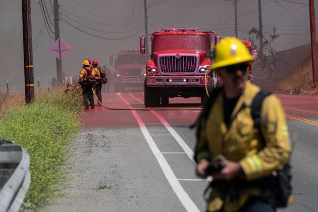Bain Fire erupts in Jurupa Valley burns over 600 acres CALIFORNIA, US - MAY 19: San Bernadino County Firefighters are doused in Phos-Chek retardant fighting the Bain Fire originating from Jurupa Valley, California, United States on May 19, 2026. Jon Putman Anadolu California United States. Editorial use only. Please get in touch for any other usage.  Copyright: x2026xAnadoluxJonxPutmanx