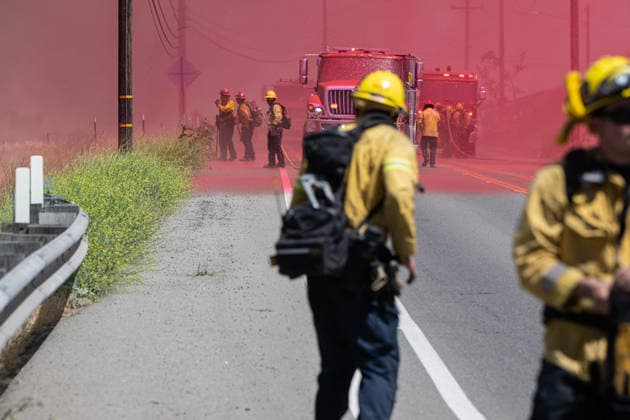 Bain Fire erupts in Jurupa Valley burns over 600 acres CALIFORNIA, US - MAY 19: San Bernadino County Firefighters are doused in Phos-Chek retardant fighting the Bain Fire originating from Jurupa Valley, California, United States on May 19, 2026. Jon Putman Anadolu California United States. Editorial use only. Please get in touch for any other usage.  Copyright: x2026xAnadoluxJonxPutmanx