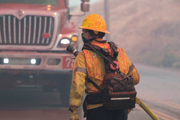 Bain Fire erupts in Jurupa Valley burns over 600 acres CALIFORNIA, US - MAY 19: San Bernadino County Firefighters are doused in Phos-Chek retardant fighting the Bain Fire originating from Jurupa Valley, California, United States on May 19, 2026. Jon Putman Anadolu California United States. Editorial use only. Please get in touch for any other usage.  Copyright: x2026xAnadoluxJonxPutmanx