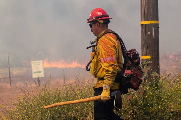 Bain Fire erupts in Jurupa Valley burns over 600 acres CALIFORNIA, US - MAY 19: San Bernadino County Firefighters are doused in Phos-Chek retardant fighting the Bain Fire originating from Jurupa Valley, California, United States on May 19, 2026. Jon Putman Anadolu California United States. Editorial use only. Please get in touch for any other usage.  Copyright: x2026xAnadoluxJonxPutmanx