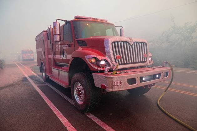Bain Fire erupts in Jurupa Valley burns over 600 acres CALIFORNIA, US - MAY 19: San Bernadino County Firefighters are doused in Phos-Chek retardant fighting the Bain Fire originating from Jurupa Valley, California, United States on May 19, 2026. Jon Putman Anadolu California United States. Editorial use only. Please get in touch for any other usage.  Copyright: x2026xAnadoluxJonxPutmanx