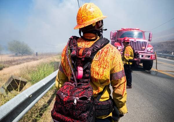 Bain Fire erupts in Jurupa Valley burns over 600 acres CALIFORNIA, US - MAY 19: San Bernadino County Firefighters are doused in Phos-Chek retardant fighting the Bain Fire originating from Jurupa Valley, California, United States on May 19, 2026. Jon Putman Anadolu California United States. Editorial use only. Please get in touch for any other usage.  Copyright: x2026xAnadoluxJonxPutmanx