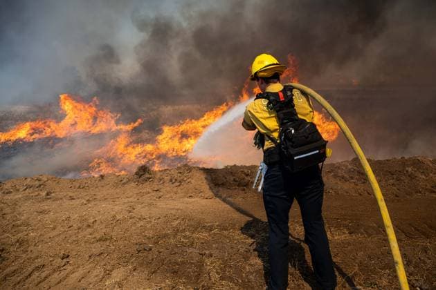 Bain Fire erupts in Jurupa Valley burns over 600 acres CALIFORNIA, US - MAY 19: A San Bernadino County Firefighter fights the Bain Fire originating from Jurupa Valley, California, United States on May 19, 2026. Jon Putman Anadolu California United States. Editorial use only. Please get in touch for any other usage.  Copyright: x2026xAnadoluxJonxPutmanx