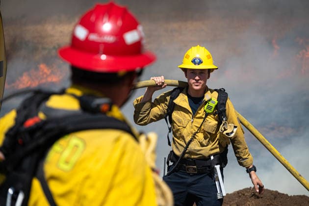 Bain Fire erupts in Jurupa Valley burns over 600 acres CALIFORNIA, US - MAY 19: San Bernadino County Firefighters seen discussing a plan of attack fighting the Bain Fire originating from Jurupa Valley, California, United States on May 19, 2026. Jon Putman Anadolu California United States. Editorial use only. Please get in touch for any other usage.  Copyright: x2026xAnadoluxJonxPutmanx