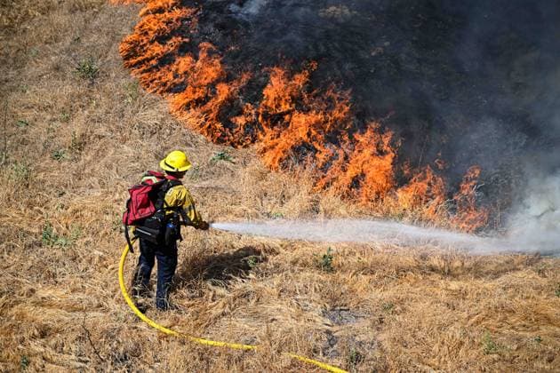 Bain Fire erupts in Jurupa Valley burns over 600 acres CALIFORNIA, US - MAY 19: A San Bernadino County Firefighter puts out a blaze during the Bain Fire originating from Jurupa Valley, California, United States on May 19, 2026. Jon Putman Anadolu California United States. Editorial use only. Please get in touch for any other usage.  Copyright: x2026xAnadoluxJonxPutmanx