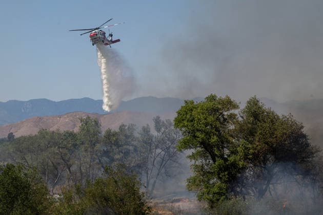 Bain Fire erupts in Jurupa Valley burns over 600 acres CALIFORNIA, US - MAY 19: A San Bernadino County Firefighter helicopter makes a water drop during the Bain Fire originating from Jurupa Valley, California, United States on May 19, 2026. Jon Putman Anadolu California United States. Editorial use only. Please get in touch for any other usage.  Copyright: x2026xAnadoluxJonxPutmanx