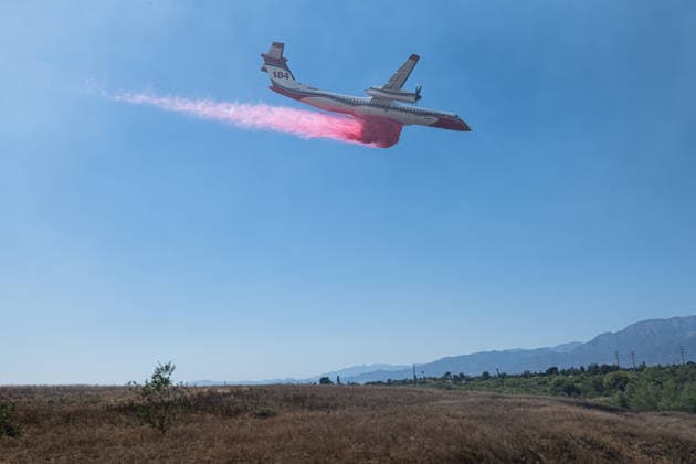 Bain Fire erupts in Jurupa Valley burns over 600 acres CALIFORNIA, US - MAY 19: A San Bernadino County Firefighter plane makes a retardant drop during the Bain Fire originating from Jurupa Valley, California, United States on May 19, 2026. Jon Putman Anadolu California United States. Editorial use only. Please get in touch for any other usage.  Copyright: x2026xAnadoluxJonxPutmanx