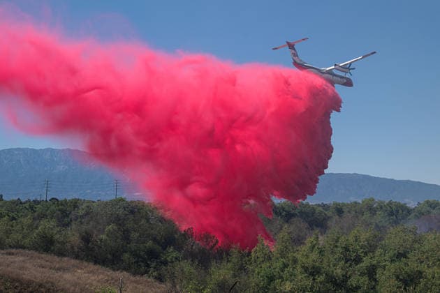 Bain Fire erupts in Jurupa Valley burns over 600 acres CALIFORNIA, US - MAY 19: A San Bernadino County Firefighter plane makes a retardant drop during the Bain Fire originating from Jurupa Valley, California, United States on May 19, 2026. Jon Putman Anadolu California United States. Editorial use only. Please get in touch for any other usage.  Copyright: x2026xAnadoluxJonxPutmanx