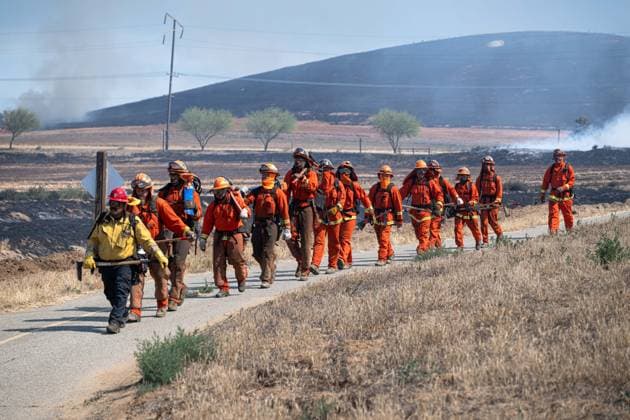 Bain Fire erupts in Jurupa Valley burns over 600 acres CALIFORNIA, US - MAY 19: San Bernadino County Prisoners seen marching into the Bain Fire originating from Jurupa Valley, California, United States on May 19, 2026. Jon Putman Anadolu California United States. Editorial use only. Please get in touch for any other usage.  Copyright: x2026xAnadoluxJonxPutmanx