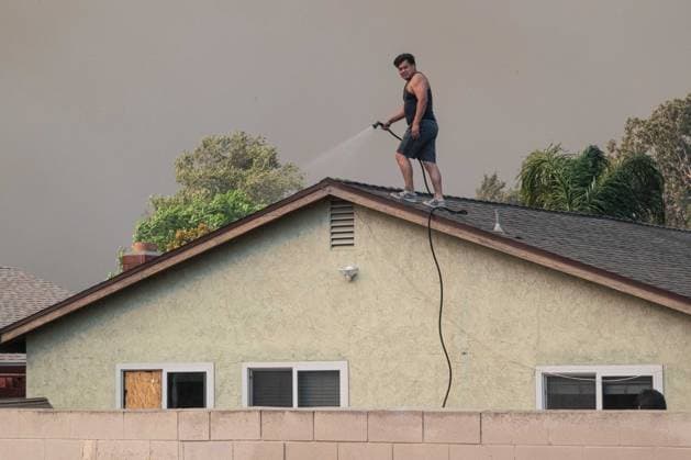 Bain Fire erupts in Jurupa Valley burns over 600 acres CALIFORNIA, US - MAY 19: A Juropa Valley resident seen hosing his roof off during the Bain Fire originating from Jurupa Valley, California, United States on May 19, 2026. Jon Putman Anadolu California United States. Editorial use only. Please get in touch for any other usage.  Copyright: x2026xAnadoluxJonxPutmanx