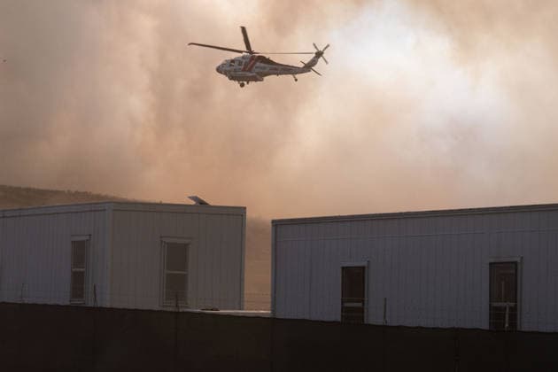 Bain Fire erupts in Jurupa Valley burns over 600 acres CALIFORNIA, US - MAY 19: A Cal Fire helicopter seen over buildings during the Bain Fire originating from Jurupa Valley, California, United States on May 19, 2026. Jon Putman Anadolu California United States. Editorial use only. Please get in touch for any other usage.  Copyright: x2026xAnadoluxJonxPutmanx