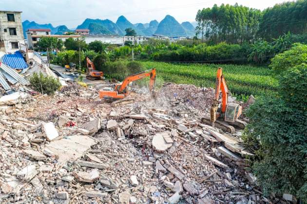 LIUZHOU, CHINA - MAY 19: Excavators carry out rescue operations after a 5.2-magnitude earthquake on May 19, 2026 in Liunan District, Liuzhou City, Guangxi Zhuang Autonomous Region of China. Another 5.2-magnitude earthquake jolted Liunan district, Liuzhou city in South China s Guangxi Zhuang Autonomous Region at 9:44 pm on May 18. This was the second 5.2 magnitude earthquake to hit Liuzhou within one day. Emergency, fire, and police authorities rushed to the scene immediately after the quake to carry out rescue operations.  Copyright: xVCGx 111642759951