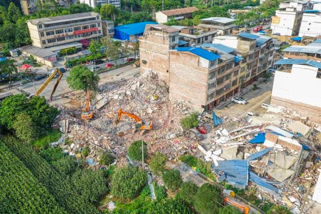 LIUZHOU, CHINA - MAY 19: Excavators carry out rescue operations after a 5.2-magnitude earthquake on May 19, 2026 in Liunan District, Liuzhou City, Guangxi Zhuang Autonomous Region of China. Another 5.2-magnitude earthquake jolted Liunan district, Liuzhou city in South China s Guangxi Zhuang Autonomous Region at 9:44 pm on May 18. This was the second 5.2 magnitude earthquake to hit Liuzhou within one day. Emergency, fire, and police authorities rushed to the scene immediately after the quake to carry out rescue operations.  Copyright: xVCGx 111642759952