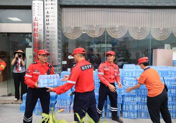 LIUZHOU, CHINA - MAY 18: Emergency rescue teams carry supplies after a 5.2-magnitude earthquake on May 18, 2026 in Liunan District, Liuzhou City, Guangxi Zhuang Autonomous Region of China. Another 5.2-magnitude earthquake jolted Liunan district, Liuzhou city in South China s Guangxi Zhuang Autonomous Region at 9:44 pm on May 18. This was the second 5.2 magnitude earthquake to hit Liuzhou within one day. Emergency, fire, and police authorities rushed to the scene immediately after the quake to carry out rescue operations.  Copyright: xVCGx 111642561316