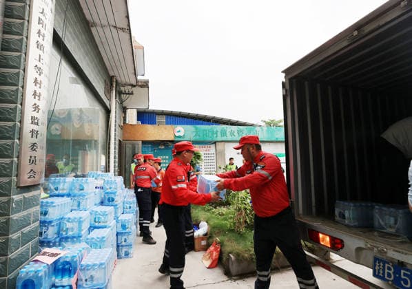 LIUZHOU, CHINA - MAY 18: Emergency rescue teams carry supplies after a 5.2-magnitude earthquake on May 18, 2026 in Liunan District, Liuzhou City, Guangxi Zhuang Autonomous Region of China. Another 5.2-magnitude earthquake jolted Liunan district, Liuzhou city in South China s Guangxi Zhuang Autonomous Region at 9:44 pm on May 18. This was the second 5.2 magnitude earthquake to hit Liuzhou within one day. Emergency, fire, and police authorities rushed to the scene immediately after the quake to carry out rescue operations.  Copyright: xVCGx 111642561317
