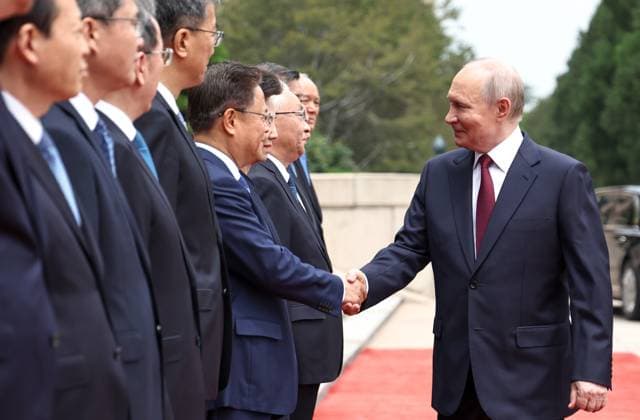 China Russia 9169434 20.05.2026 Russian President Vladimir Putin greets members of China s delegation during a welcome ceremony outside the Great Hall of the People in Beijing, China. Alexander Kazakov Sputnik Beijing China  Copyright: xAlexanderxKazakovx