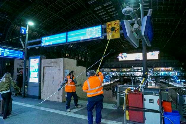 CNTV ROOF CLEANING Industrial climbers Window cleaners hang 25 meters high on the glass facade under the roof of Hamburg Central Station on 20 06 2026 in Hamburg During the night, workers cleaned