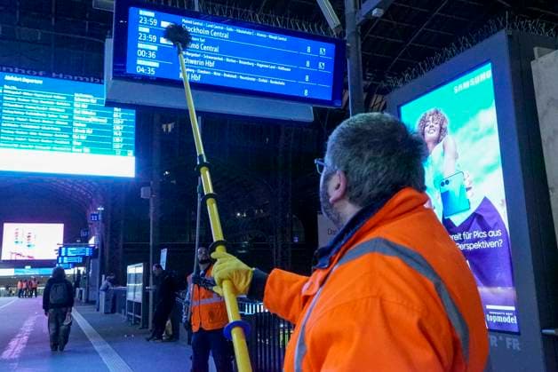 CNTV ROOF CLEANING Industrial climbers Window cleaners hang 25 meters high on the glass facade under the roof of Hamburg Central Station on 20 06 2026 in Hamburg During the night, workers cleaned