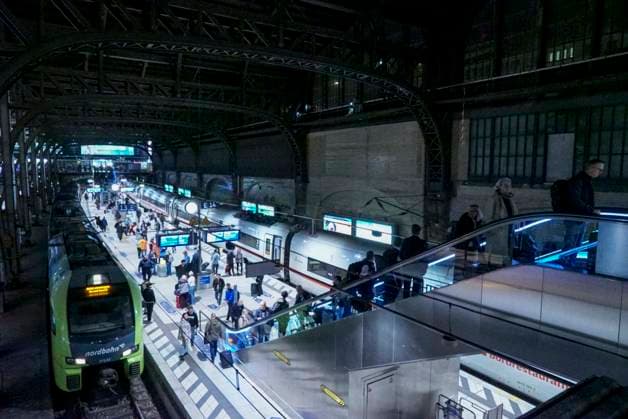 CNTV ROOF CLEANING Industrial climbers Window cleaners hang 25 meters high on the glass facade under the roof of Hamburg Central Station on 20 06 2026 in Hamburg During the night, workers cleaned and inspected parts of the side windows of the 150 meter long and 114 meter wide