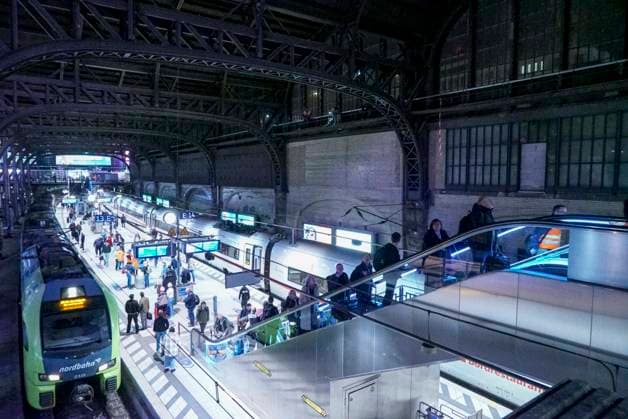 CNTV ROOF CLEANING Industrial climbers Window cleaners hang 25 meters high on the glass facade under the roof of Hamburg Central Station on 20 06 2026 in Hamburg During the night, workers cleaned and inspected parts of the side windows of the 150 meter long and 114 meter wide