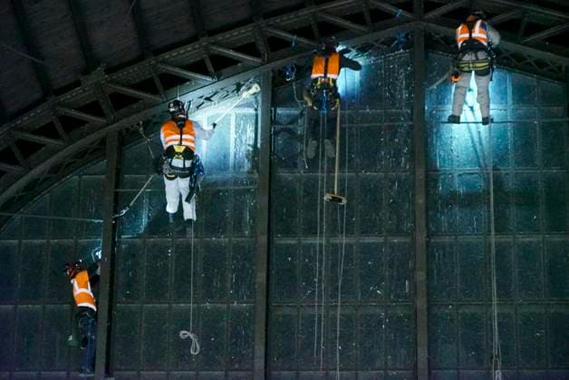 CNTV ROOF CLEANING Industrial climbers Window cleaners hang 25 meters high on the glass facade under the roof of Hamburg Central Station on 20 06 2026 in Hamburg During the night, workers cleaned and inspected parts of the side windows of the 150 meter long and 114 meter wide