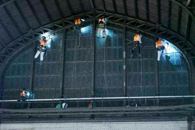 CNTV ROOF CLEANING Industrial climbers Window cleaners hang 25 meters high on the glass facade under the roof of Hamburg Central Station on 20 06 2026 in Hamburg During the night, workers cleaned and inspected parts of the side windows of the 150 meter long and 114 meter wide