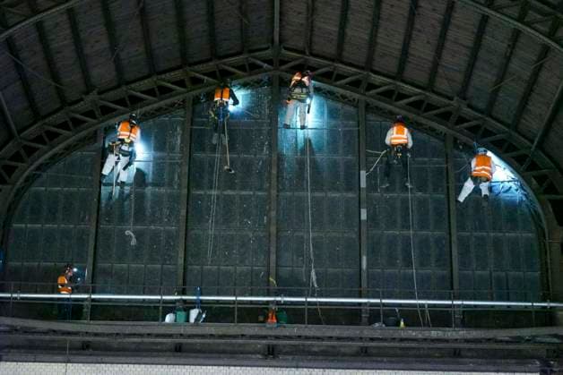 CNTV ROOF CLEANING Industrial climbers Window cleaners hang 25 meters high on the glass facade under the roof of Hamburg Central Station on 20 06 2026 in Hamburg During the night, workers cleaned and inspected parts of the side windows of the 150 meter long and 114 meter wide