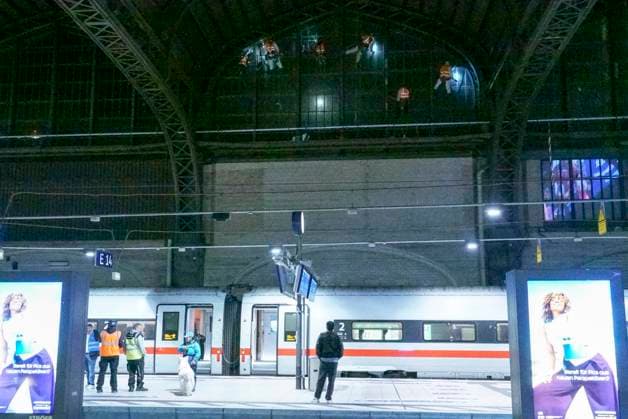 CNTV ROOF CLEANING Industrial climbers Window cleaners hang 25 meters high on the glass facade under the roof of Hamburg Central Station on 20 06 2026 in Hamburg During the night, workers cleaned and inspected parts of the side windows of the 150 meter long and 114 meter wide