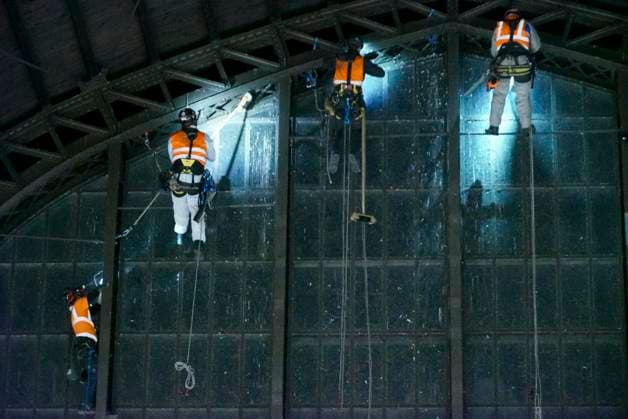 CNTV ROOF CLEANING Industrial climbers Window cleaners hang 25 meters high on the glass facade under the roof of Hamburg Central Station on 20 06 2026 in Hamburg During the night, workers cleaned and inspected parts of the side windows of the 150 meter long and 114 meter wide